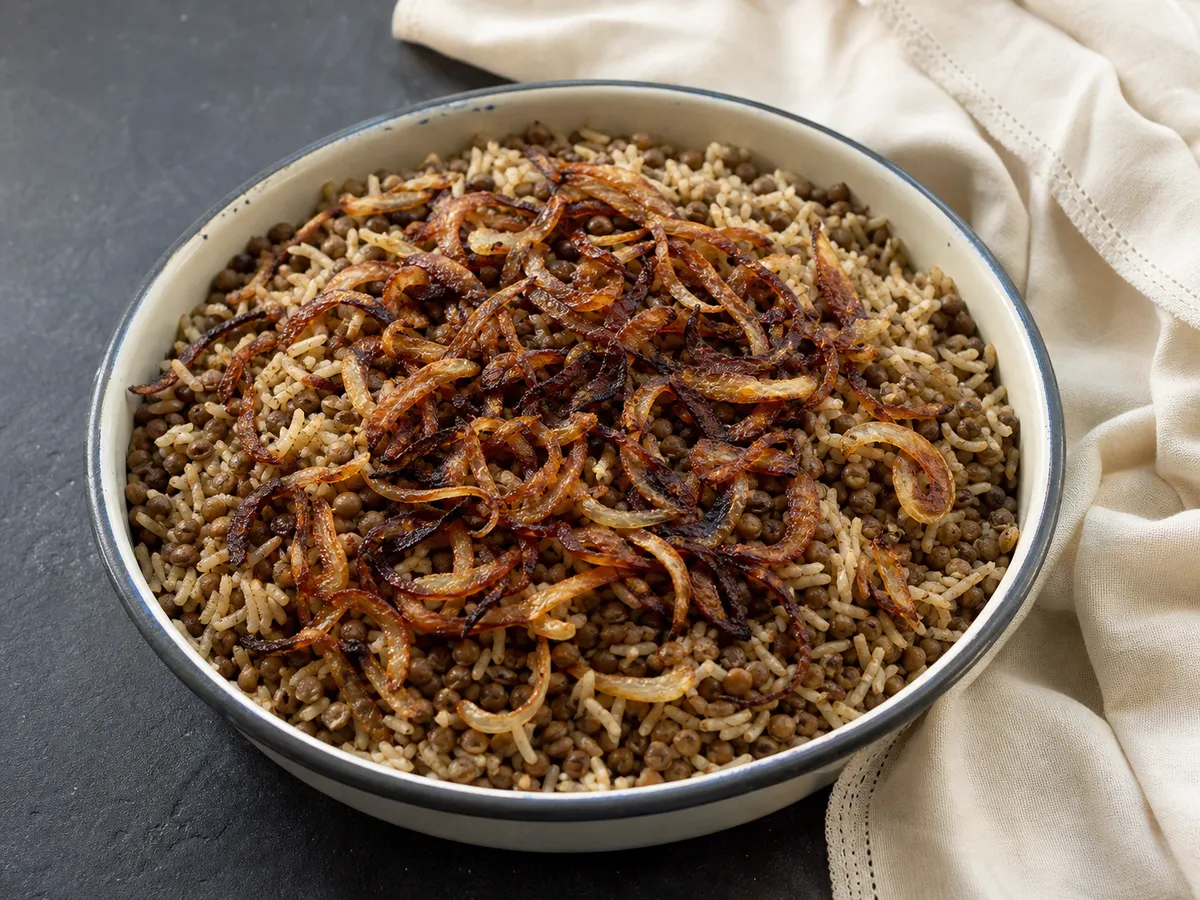 Illustrative image of lentil mujaddara served in a simple everyday setting